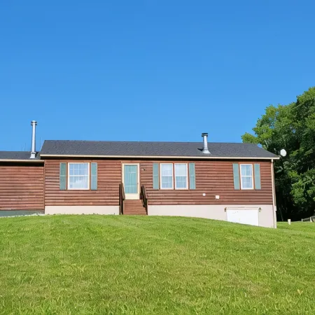 Charming 3-bedroom cabin in Amish country near Shreve Ohio,great birding area! Hotels in Wayne County