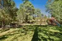 Large, Cozy, Mountain Home with Air Conditioning and Magical Backyard! - 4 ดาว