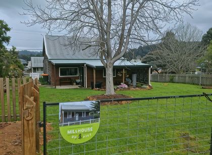Heritage Timber Cottage - close to shops & amenities