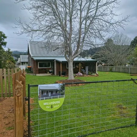 Heritage Timber Cottage - close to shops & amenities
