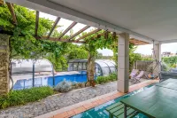 Entire villa with swimming pool and padel court, near the beach. 14 people. - Villaer