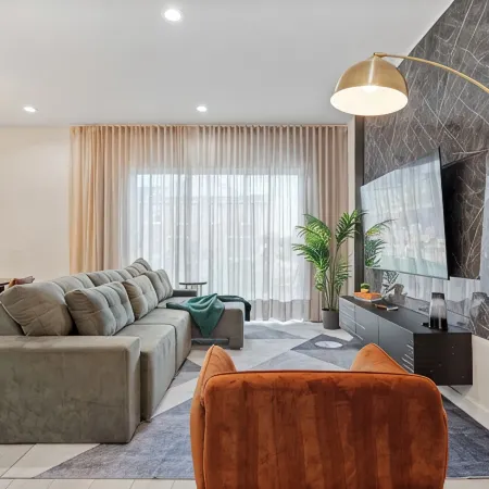 Spacious 5-bedroom townhome in phenomenal Four Corners with WiFi, AC