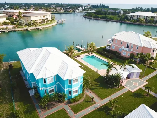 Waterfront Italian inspired tropical escape - บังกะโล