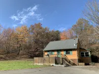 Cozy Poconos Cabin Getaway - 8 min from Kalahari! - Chalets