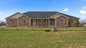 Quiet Country Home !! Close to Skiing resorts, shopping and more