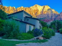 6 BR Villa Downtown in Springdale 1.2 mi from ZNP Sleeps 14 Free parking 6 cars - balcony