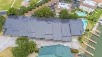 Luxury condo, DISCOUNTED RATES…steps to Lake, sleeps 10, near Yacht Club! - Homestays