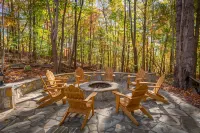 Lake Lure's Newest Luxury Log Cabin Behind The Gates of Rumbling Bald Resort! - シャレー