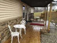 All American Cabin with plenty of parking, handicap friendly - 2-Star