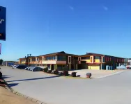 Super 7 Motel - Parkplatz
