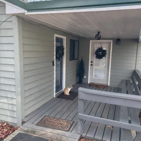 Whispering Pines - a Charming 2-bedroom cabin with WiFi, AC in serene Pipestem