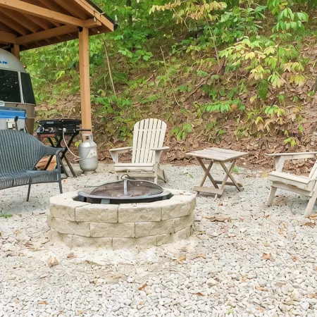 Airstream Glamper in Hocking Hills, Hot Tub, 1 Mile to Old Man's Cave!