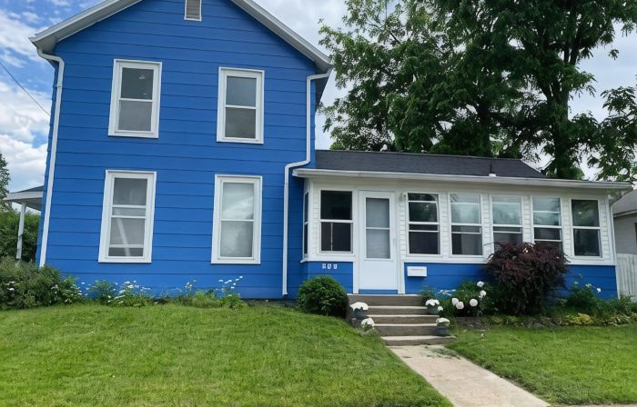 Cozy Cottage w/ private patio just 1 block to downtown. Packed with charm!