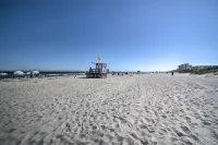 Cocoa Beach - Family/Pet Friendly 4BR 2BA Home with heated pool - อ่างจากุชชี่