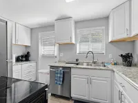 Beautiful remodeled 2 bedroom, walking distance from Downtown with AC Hotels in Olympia