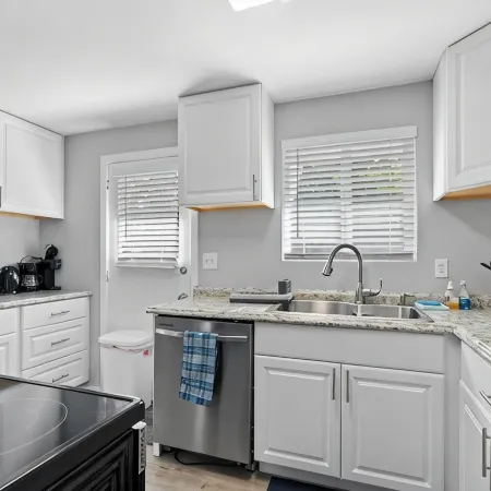 Beautiful remodeled 2 bedroom, walking distance from Downtown with AC