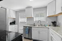 Beautiful remodeled 2 bedroom, walking distance from Downtown with AC
