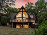 Cozy Chalet in Charming Front Royal with Stunning Views and Refinished Basement! Hoteles en Condado de Warren