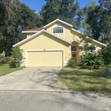 Quiet and comfy 3 bed, 1.5 baths in a quiet neighborhood great for Gator games