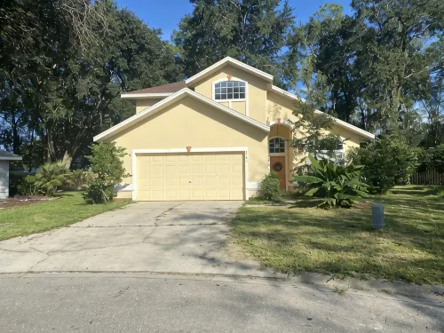 Quiet and comfy 3 bed, 1.5 baths in a quiet neighborhood great for Gator games - บังกะโล