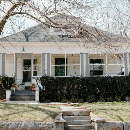 Ivy Jungalow | Bright, Clean, & near Downtown