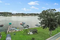 Beautiful 6 bedroom lake house with pontoon available for rent - 3-Star