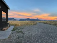 Modern 3 bedroom home on 20 private acres in Paradise Valley Hotels in Pray