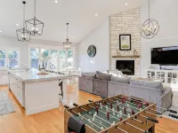 Gourmet Kitchen in Wine Country w/Hot Tub + Office Hotels in Windsor