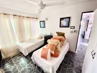 Villa Flamingo; Sleeps 8; Waterfall, Oceanfront Pool, Hot Tub -  Casas de vacaciones