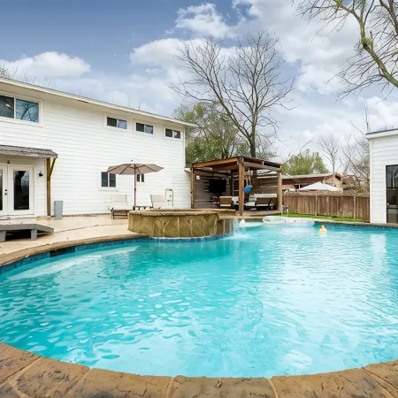 10 Min to Downtown~Luxury Home w/ Pool, Outdoor TV