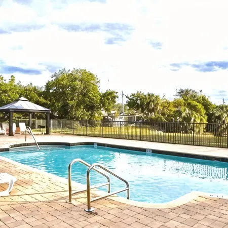Clearwater Beach Condo 3 BR fits 6-8 ppl