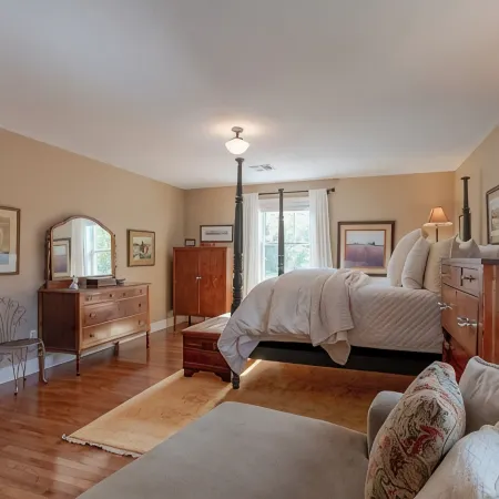 Luxurious, Gorgeous, Pristine, Convenient, Walkable 6-bedroom in State College!
