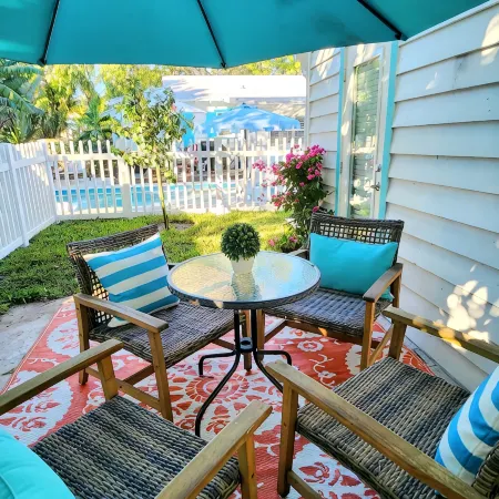 Luxury Retreat - Private Pool Cottage in Delray Beach – 45 Min to Hard Rock