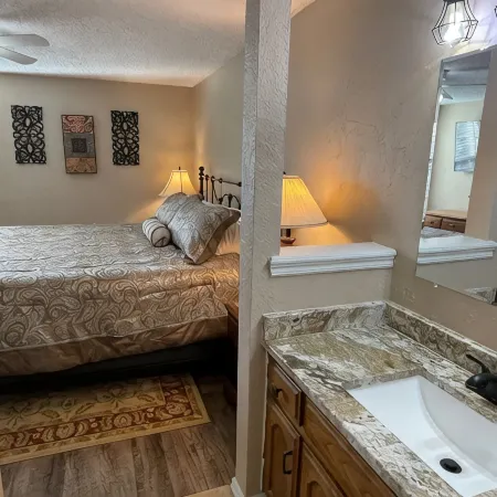 Aimee's Retreat on Robinson! Convenient to University of OK in Norman! Отели в г. Мур