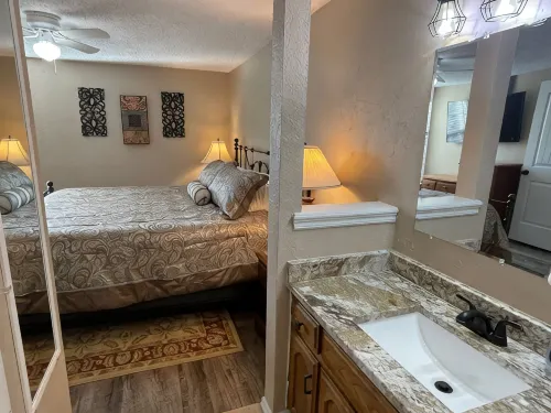 Aimee's Retreat on Robinson! Convenient to University of OK in Norman! - 2-Star