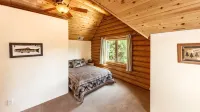 Luxurious & spacious log cabin rental. Family friendly. Lots of amenities.