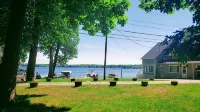 Lake George cottage with large lakefront lawn - 3-Star