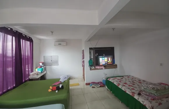 寬敞房屋中的高級主套房和標準套房