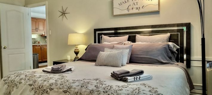 K's Cozy Condo -Mins. to Beach, Trails, Shops, Skiing. Walk to restaurants, bar. Hotels in Collingwood