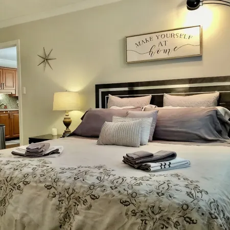 K's Cozy Condo -Mins. to Beach, Trails, Shops, Skiing. Walk to restaurants, bar.