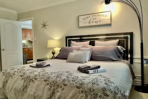 K's Cozy Condo -Mins. to Beach, Trails, Shops, Skiing. Walk to restaurants, bar.