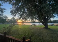 Charming 3-bedroom cottage on the lake in lovely Linden with a beautiful view! - Homestays