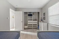 2 bedroom, walk to beach-bikes-kayaks-grill-picnic-hot outdoor shower-beach gear - 4-Star