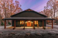 Luxury Barndominium w/ Golf Sim, Hot Tub, Home Theater, Minutes to Jim Thorpe! - Boutique