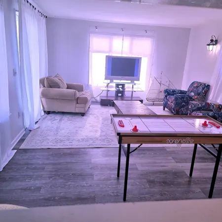 Cozy Ocean Breeze Retreat in a serene beach community in Groton, CT. Các khách sạn ở Groton