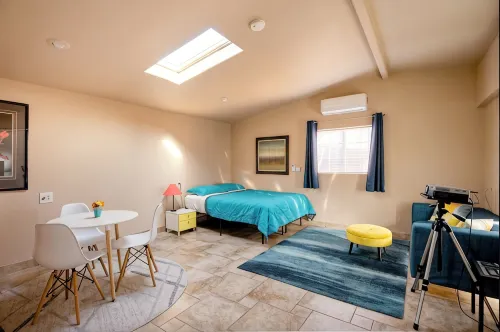 Large Private Oasis with Yard Space, Minutes to Downtown - Homestays