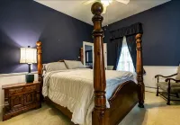 Federalist style home close to down town minutes from the Field of Dreams! - con encanto