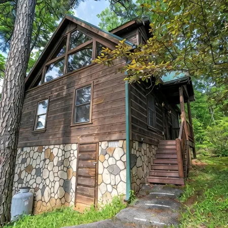 Romantic Retreat!!! Newly refreshed cabin with hot tub~New listing rates!