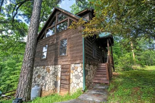 Romantic Retreat!!! Newly refreshed cabin with hot tub~New listing rates!