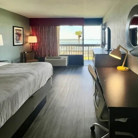 Quality Inn & Suites Gulf Breeze Bayside Near Pensacola Beach